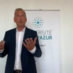 Vincent Martigny présentant son analyse sur le vote de confiance lors d'un événement de la Fondation UniCA