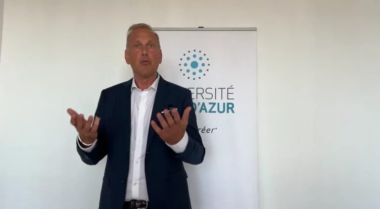 Vincent Martigny présentant son analyse sur le vote de confiance lors d'un événement de la Fondation UniCA