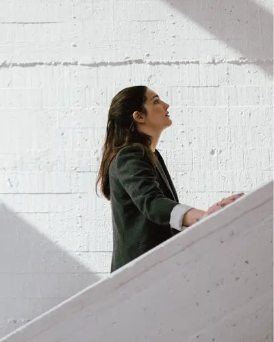 Jeune étudiante ambitieuse illustrant l'axe Talents & Impact de la Fondation Université Côte d'Azur