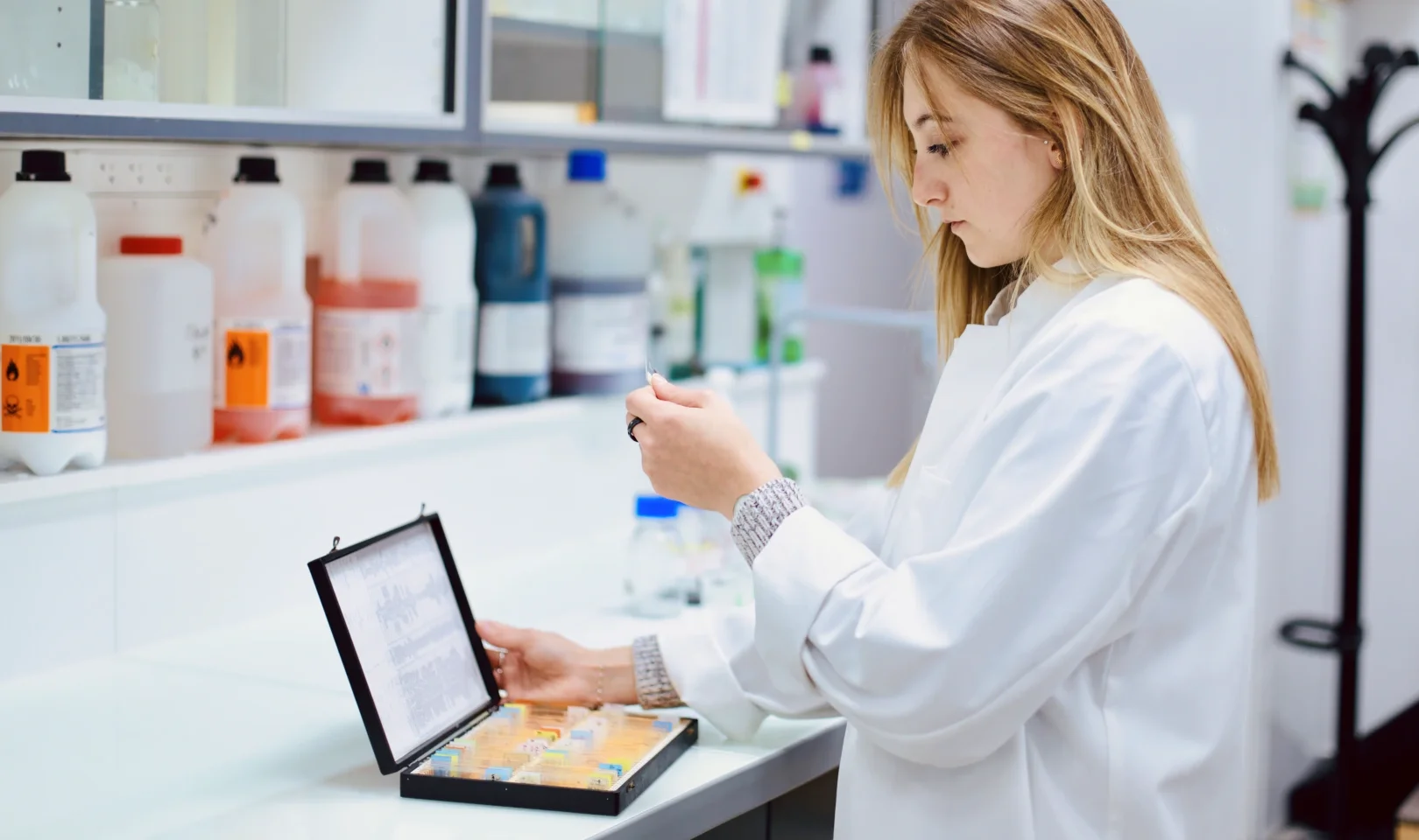 Chercheuse de l'Université Côte d'Azur en laboratoire, soutenue par la Fondation UniCA