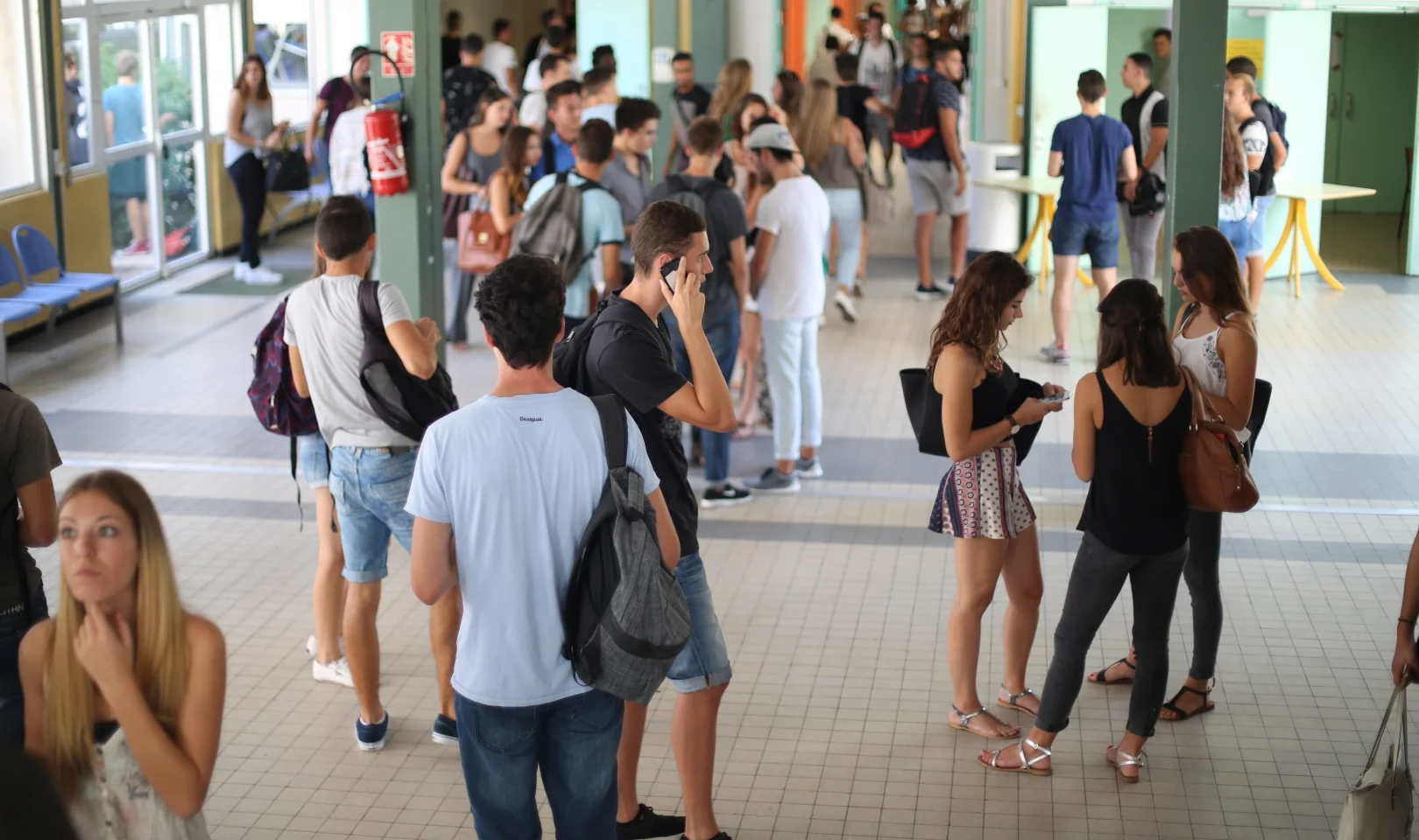Étudiants dans le hall du campus d'Université Côte d'Azur, soutenu par la Fondation UniCA